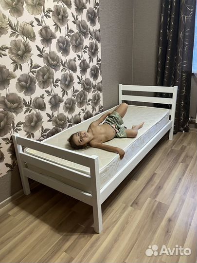 Кровать детская подростковая из массива