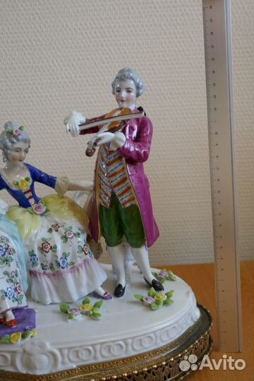 Фарфоровая статуэтка 