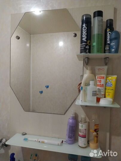 Зеркало в ванную с полочками