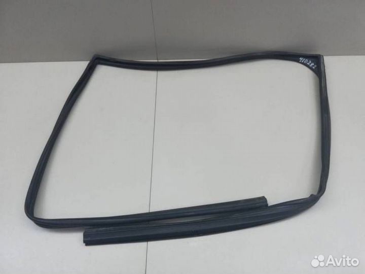 Уплотнитель стекла двери Toyota Land Cruiser J200