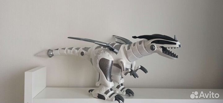 Динозавр на пульте управления