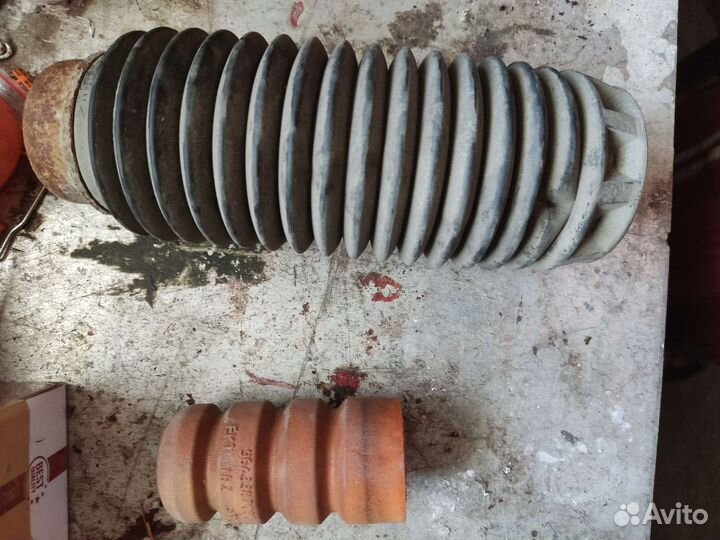 Стойка передняя левая Пежо 308