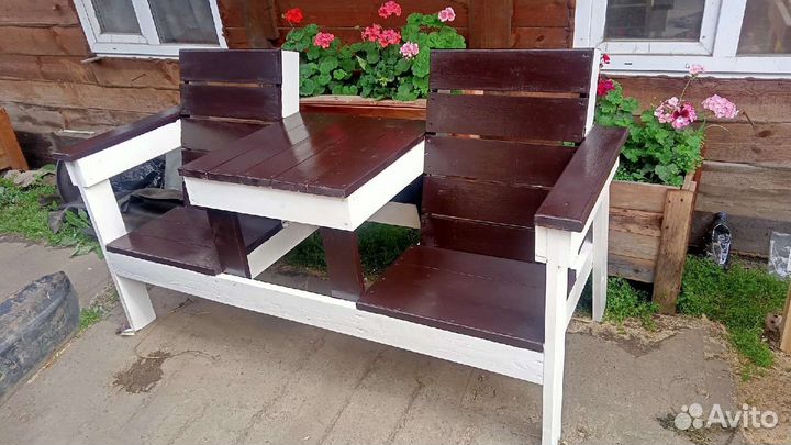 Скамейка со столиком