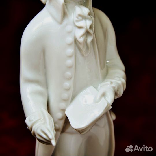 Фарфоровая статуэтка