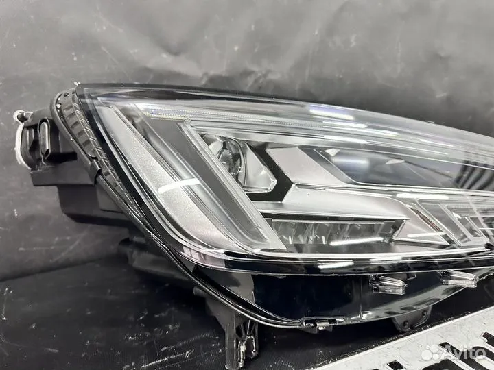 Оригинальная фара правая на Audi A4 B9 Full LED