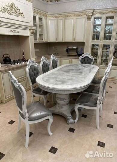 Большой обеденный стол и стулья