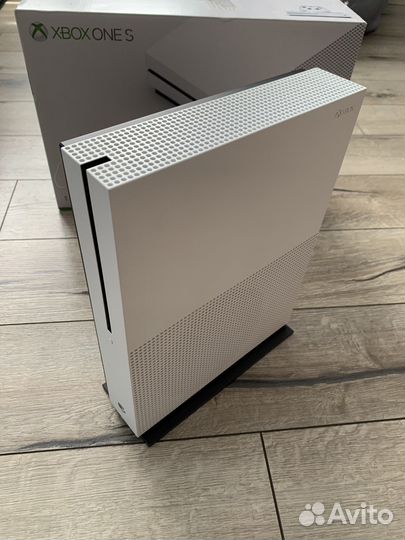 Xbox One s 1tb 2 геймпада с дисководом