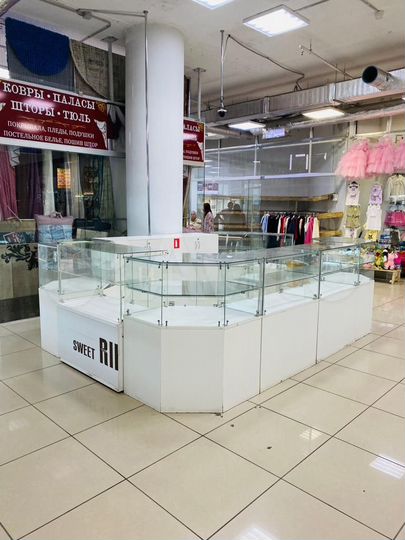 Островок у гипермаркета