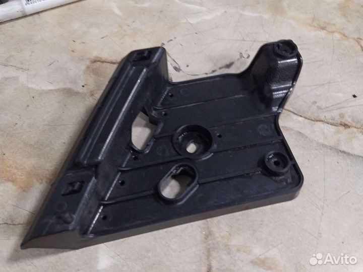 Кронштейн R крепления фары Ниссан кашкай