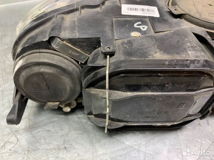 Фара левая Volkswagen Touareg 2002-2010