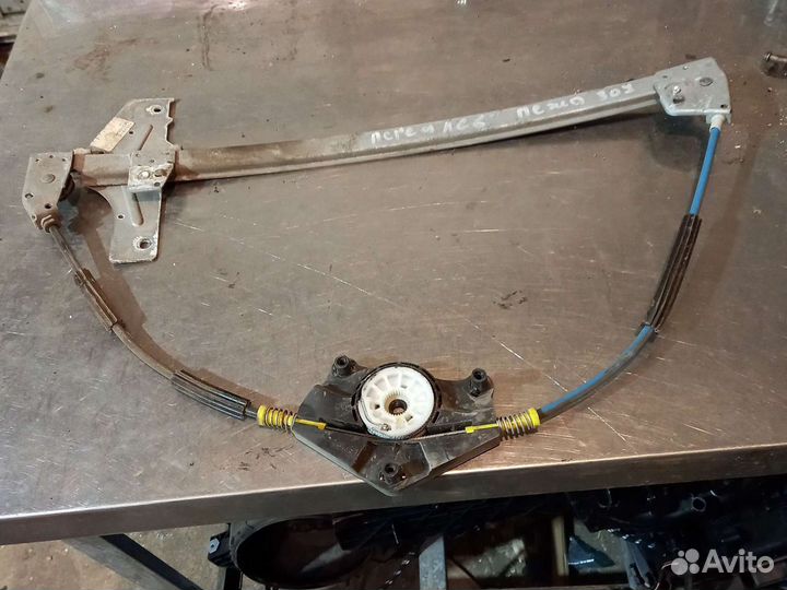 Стеклоподъемник передний Peugeot 307