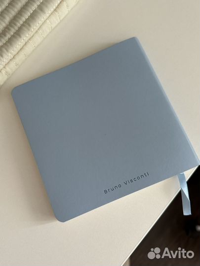 Скетчбук голубой порван внутри