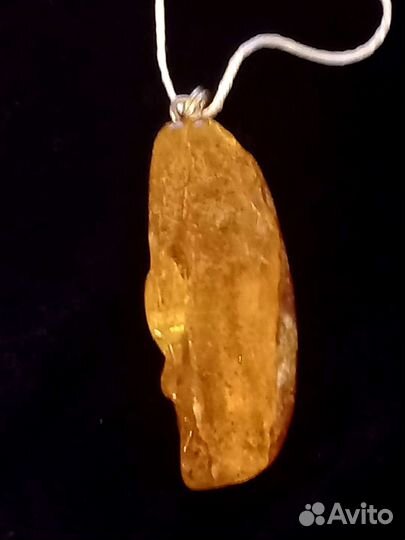 Кулон янтарный