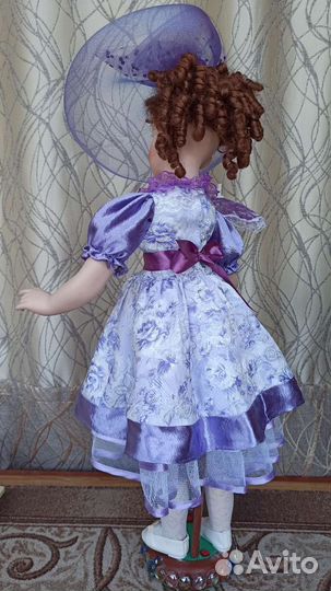 Кукла фарфоровая