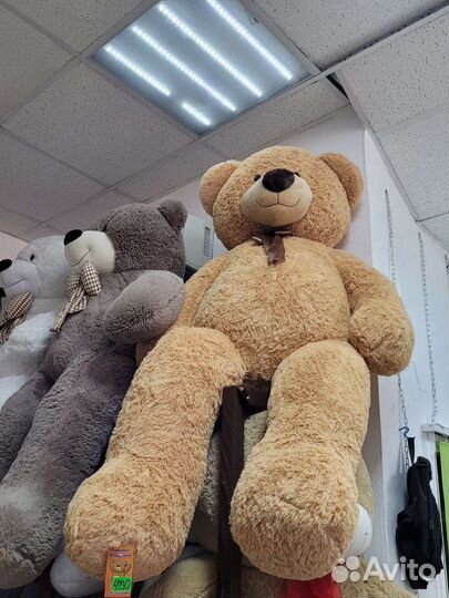 Большой плюшевый медведь