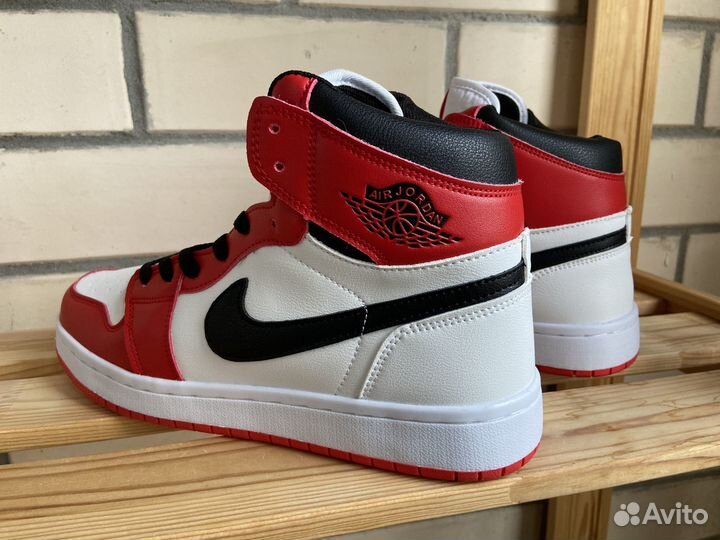 Мужские кроссовки Nike Air Jordan бело-красные