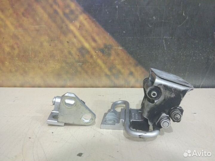 Петля двери задняя левая Volkswagen Passat Variant