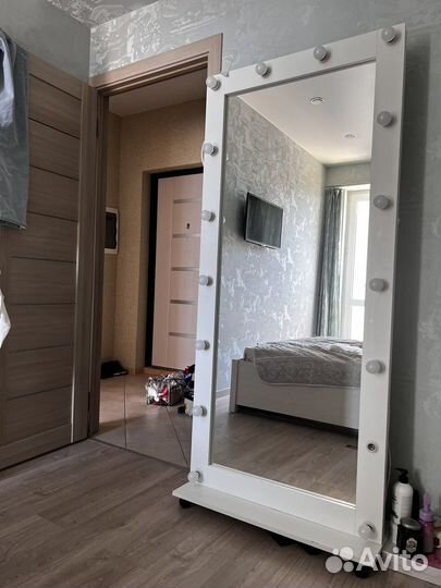 Гримерное зеркало с лампочками