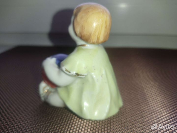 Статуэтка Девочка с мячом Старый Киев