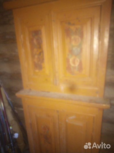 Старинный шкаф
