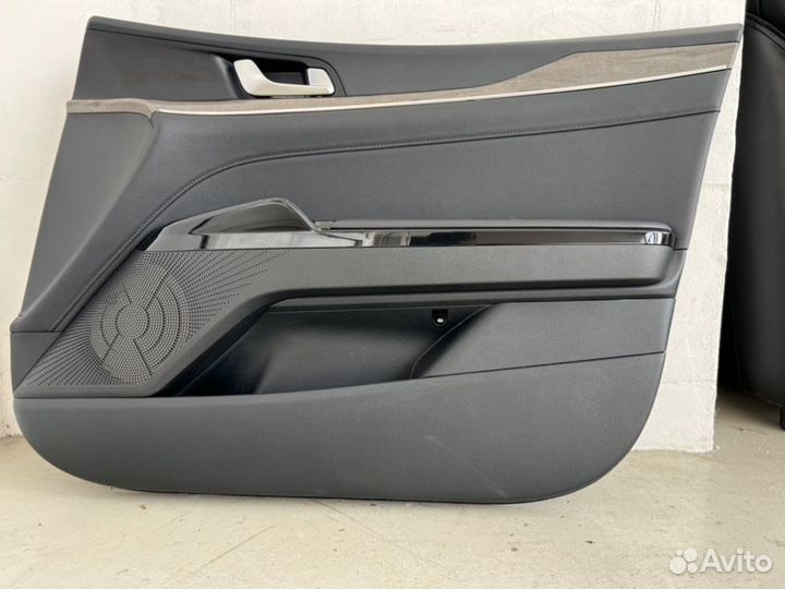 Обшивка двери передняя правая Kia K5 2021