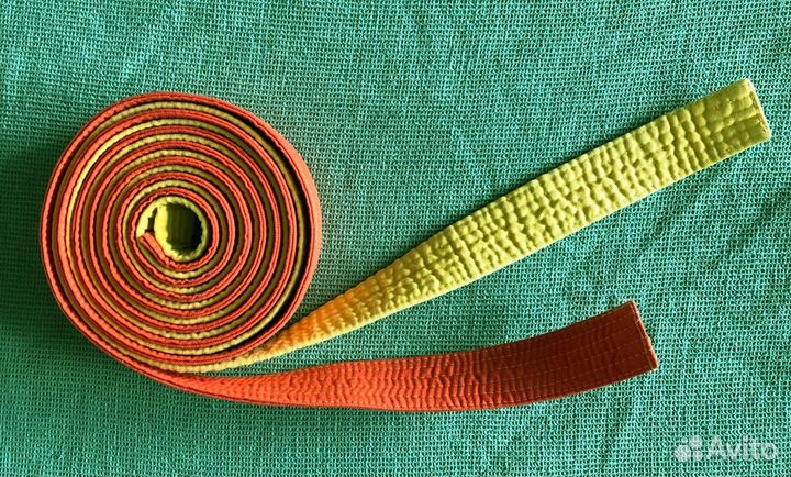 Продам красный пояс для каратэ детский