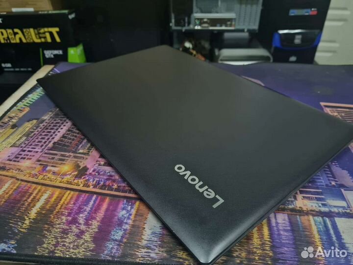 Lenovo i3-8130 8gb 17.3