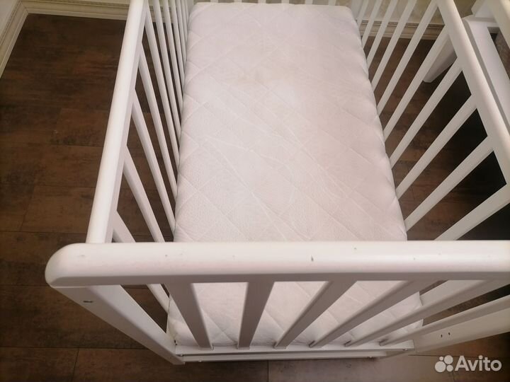 Детская кровать белая с маятником плюс матрас