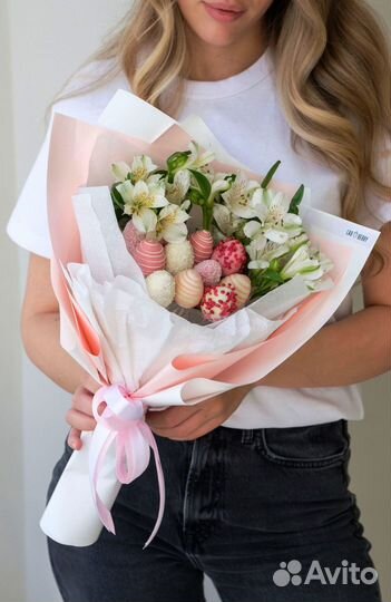 Сладкий букет с клубникой в шоколаде и цветами