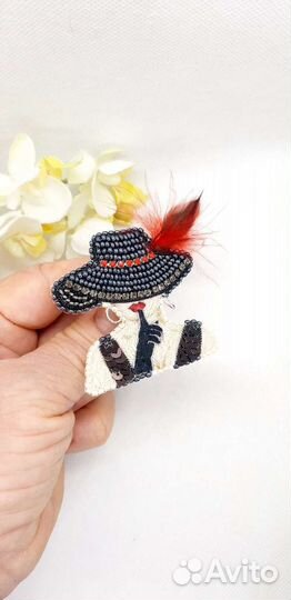 Брошь дама в шляпе с пером