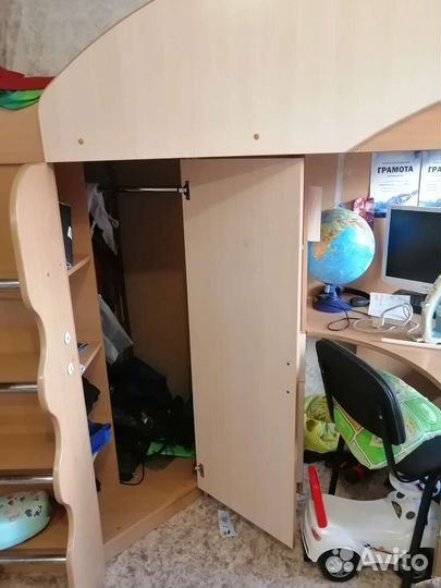 Детская кровать чердак со столом и шкафом