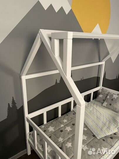 Детская кроватка домик с крышей из дерева