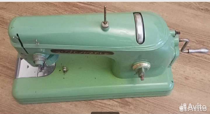 Швейная машина Волга,и старинна крышка антикварна