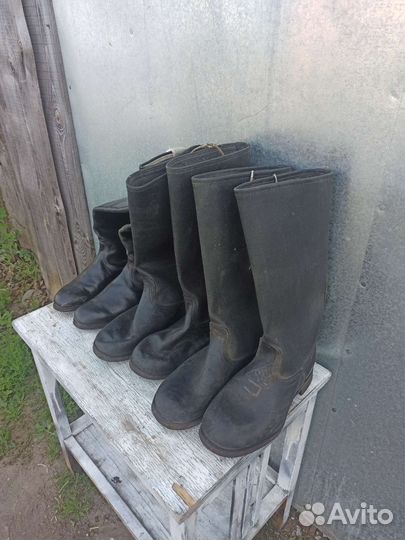 Старинные хромовые и кирзовые сапоги