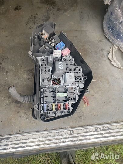 Под копотный блок предохранителей слево