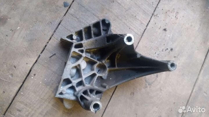 Кронштейн двигателя Volkswagen Jetta 5