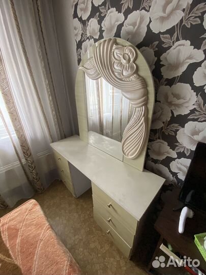 Туалетный столик с зеркалом
