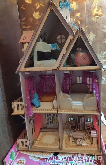 Деревянный кукольный домик с мебелью