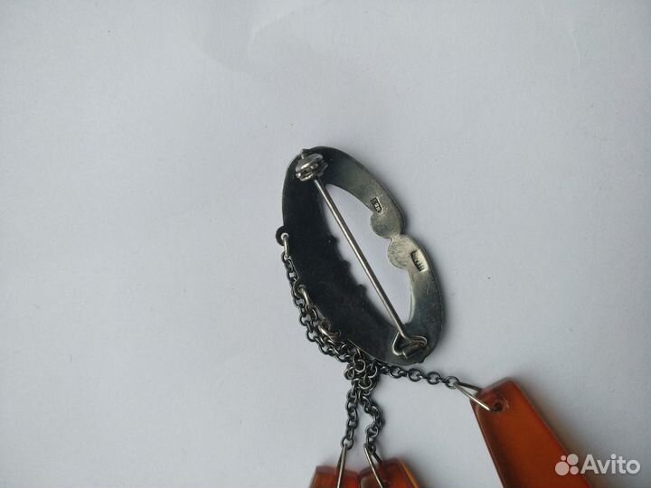 Серебряная брошь янтарь