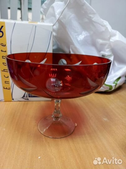 Ваза для фруктов на ножке