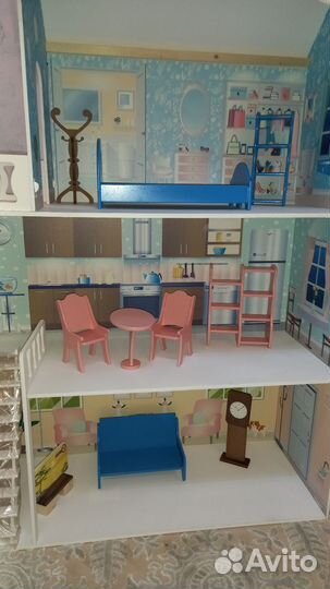 Большой кукольный домик с мебелью