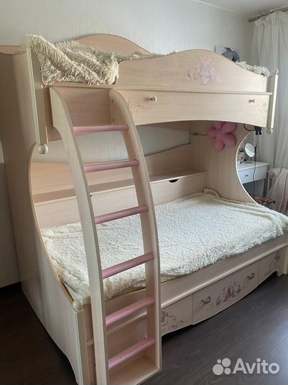 Двухъярусная кровать для детей с лесенкой