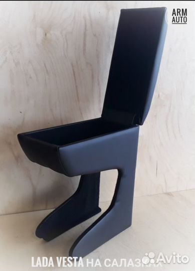 LADA vesta подлокотник-бокс (на салазках)