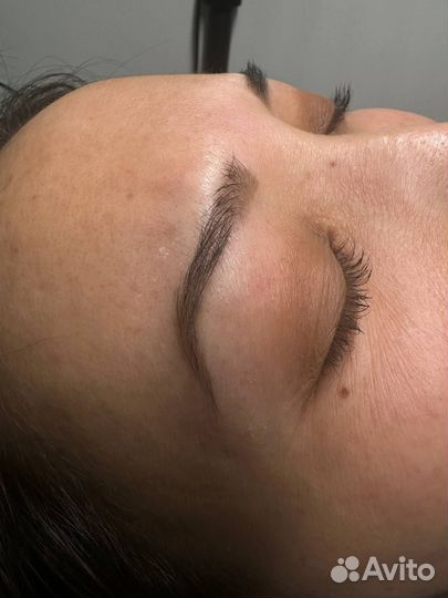 Модель на брови