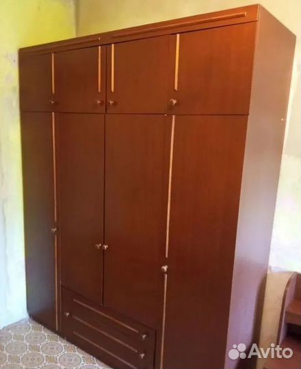 Шкаф платяной