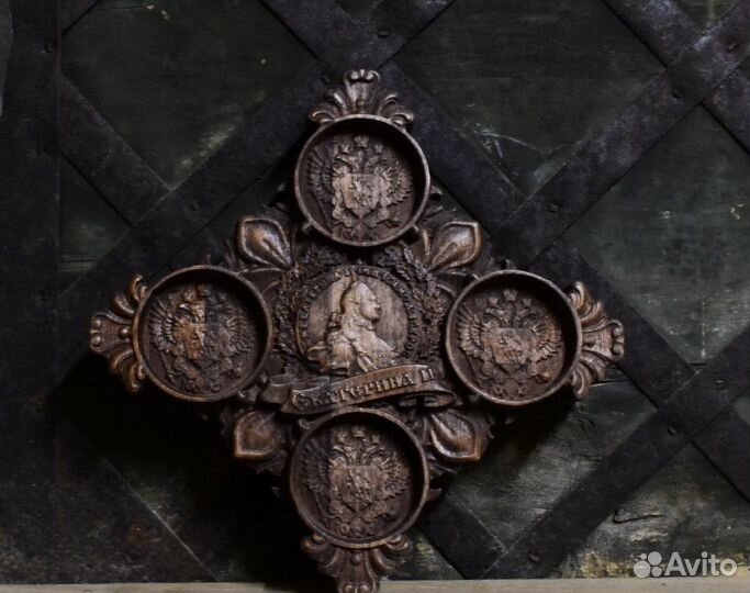 Деревянное резное панно для монет Екатерины 2