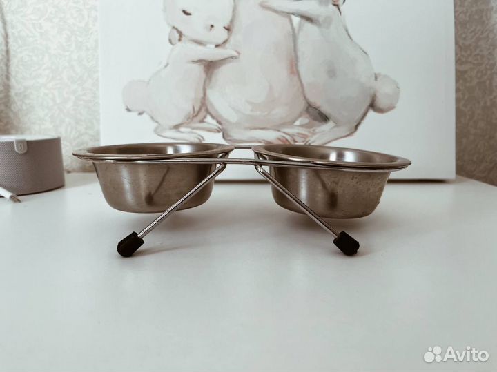 Лежанка и миски для собаки маленькой породы