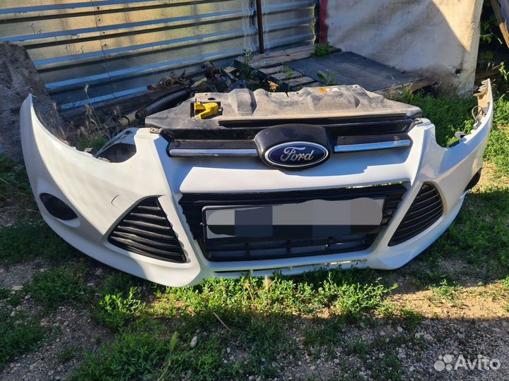 Бампер передний Ford Focus 3 белый