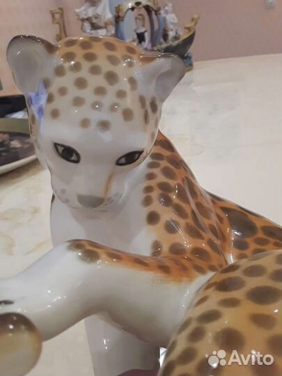 Фарфоровая статуэтка