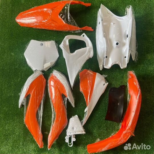 Комплект пластика Kayo K1/ GR1/ BSE Z1 белый/ оран